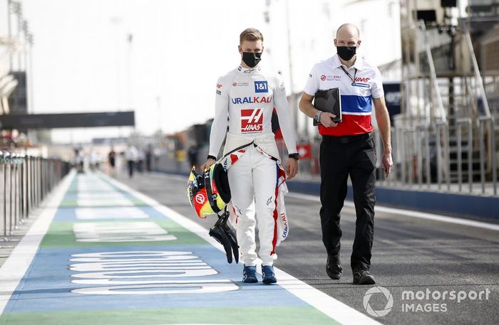 Mick Schumacher, Haas VF-21 pit lane