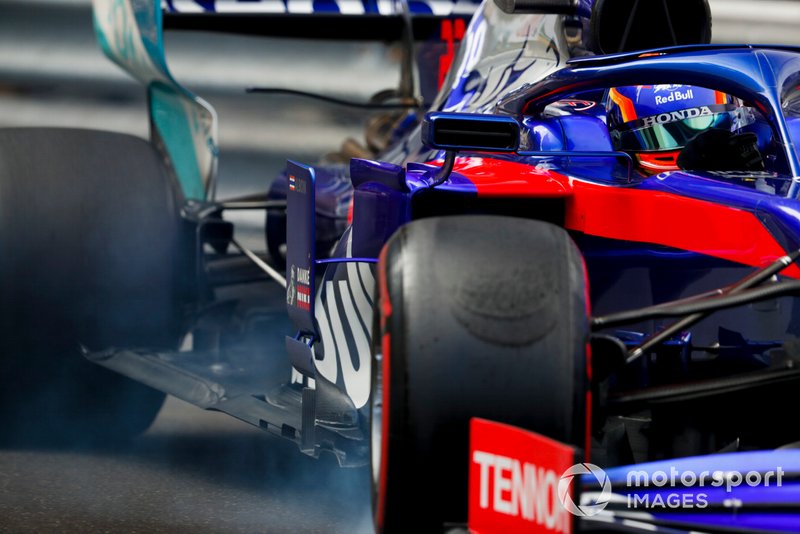 Alexander Albon, Toro Rosso STR14 bloque une roue