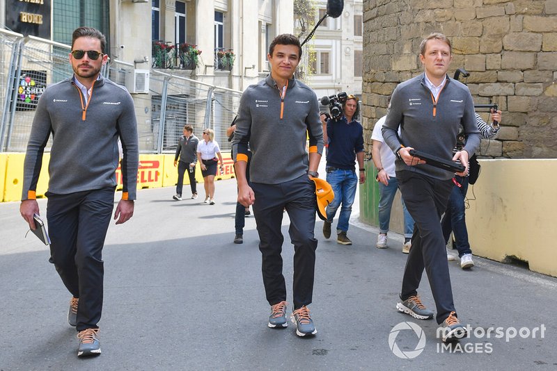 Lando Norris, McLaren cammina in pista con i suoi ingegneri