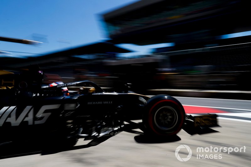 Romain Grosjean, Haas F1 Team VF-19, quittant son garage