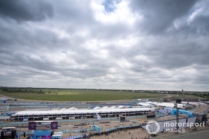 La vista del circuito, los pits, el área circundante