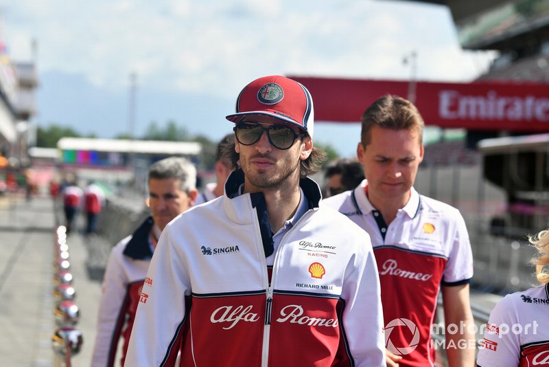 Antonio Giovinazzi, Alfa Romeo Racing in the pit lane