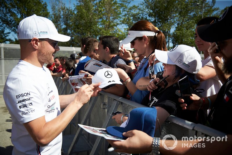 Valtteri Bottas, Mercedes AMG F1 signs an autograph for a fan