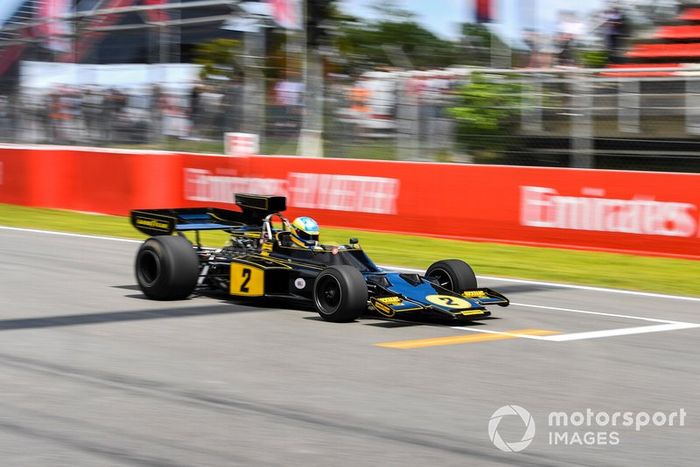 Bruno Senna muestra un Lotus 72 Ford