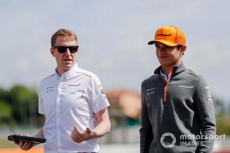 Lando Norris, McLaren camina en la pista