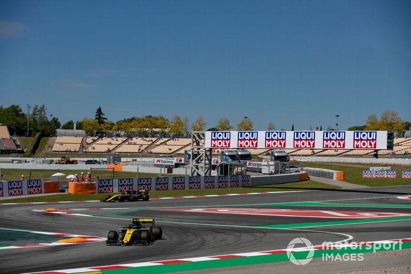 Daniel Ricciardo, Renault R.S.19, leads Nico Hulkenberg, Renault R.S. 19