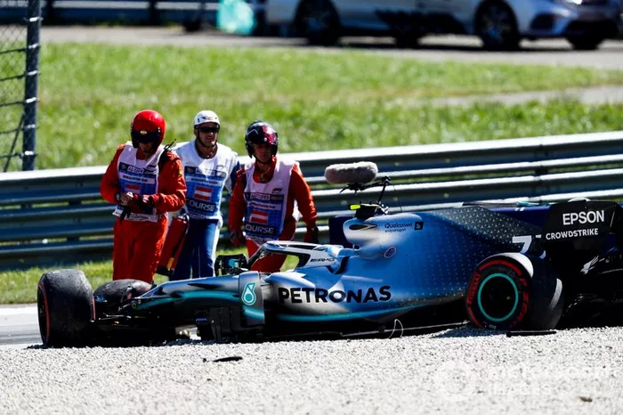 Los comisarios llegan al accidente de Valtteri Bottas, Mercedes AMG W10