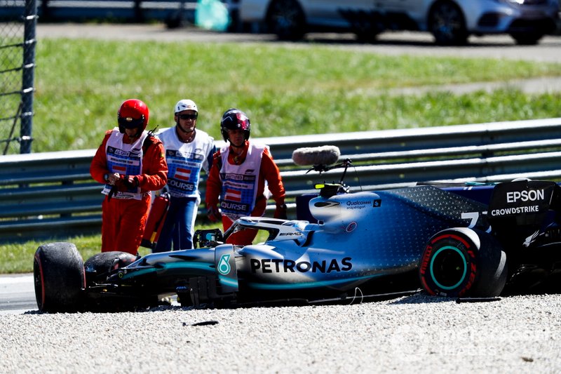 Marshals coming to the crash of Valtteri Bottas, Mercedes AMG W10