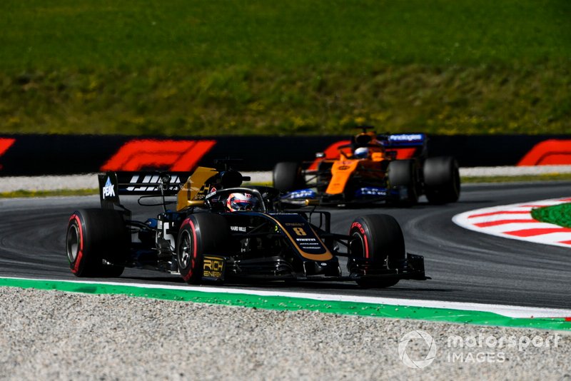 Romain Grosjean, Haas F1 Team VF-19, Carlos Sainz Jr., McLaren MCL34