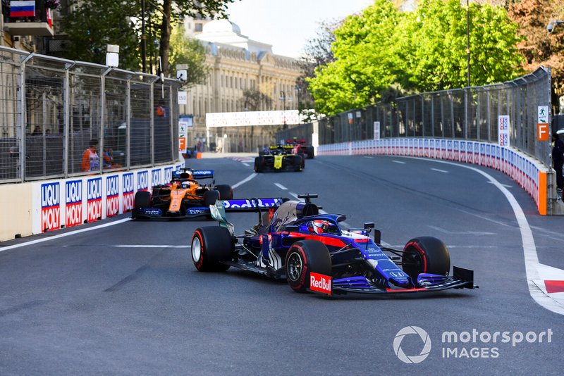 Daniil Kvyat, Toro Rosso STR14, Carlos Sainz Jr., McLaren MCL34 y Daniel Ricciardo, Renault R.S.19