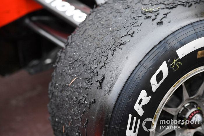Neumáticos desgastados en el coche de Sebastian Vettel, Ferrari SF90, después de la carrera