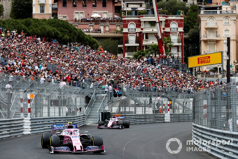 Lance Stroll, Racing Point RP19, precede Sergio Perez, Racing Point RP19