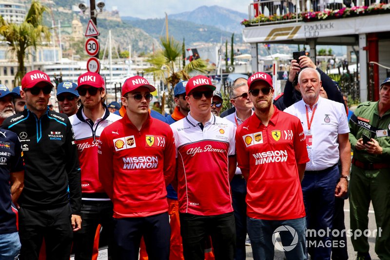 Los pilotos con gorras rojas en homenaje a Niki Lauda