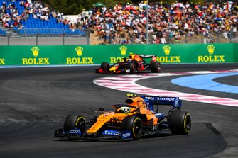 Lando Norris, McLaren MCL34, en Pierre Gasly, Red Bull Racing RB15