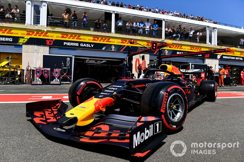 Max Verstappen, Red Bull Racing RB15, lascia il garage