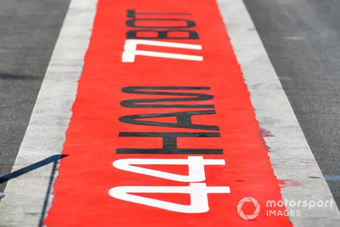 Marcas de Lewis Hamilton, Mercedes AMG F1, Valtteri Bottas, Mercedes AMG F1, en el suelo del  pit lane 