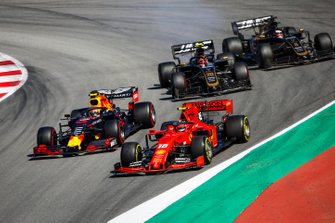 Charles Leclerc, Ferrari SF90, Pierre Gasly, Red Bull Racing RB15, Kevin Magnussen, Haas F1 Team VF-19 and Romain Grosjean, Haas F1 Team VF-19 gevecht