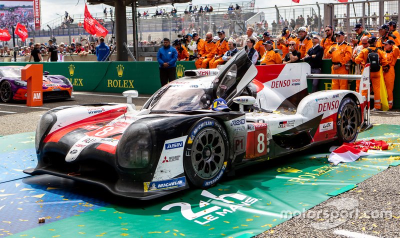 Los ganadores: #8 Toyota Gazoo Racing Toyota TS050: Sébastien Buemi, Kazuki Nakajima, Fernando Alonso