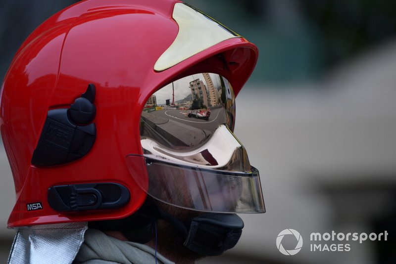 Antonio Giovinazzi, Alfa Romeo Racing C38, reflected in a fire marshals visor