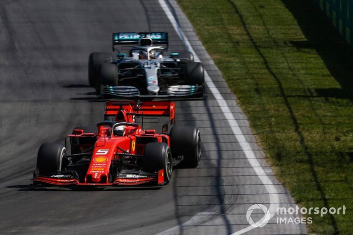 Sebastian Vettel, Ferrari SF90, por delante de Lewis Hamilton, Mercedes AMG F1 W10