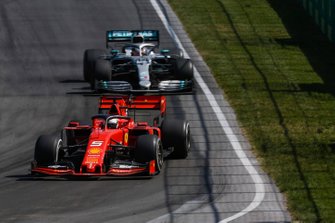 Sebastian Vettel, Ferrari SF90, voor Lewis Hamilton, Mercedes AMG F1 W10