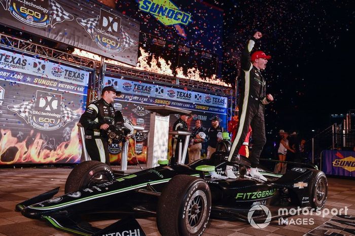 Ganador Josef Newgarden, Team Penske Chevrolet celebra en victory lane 