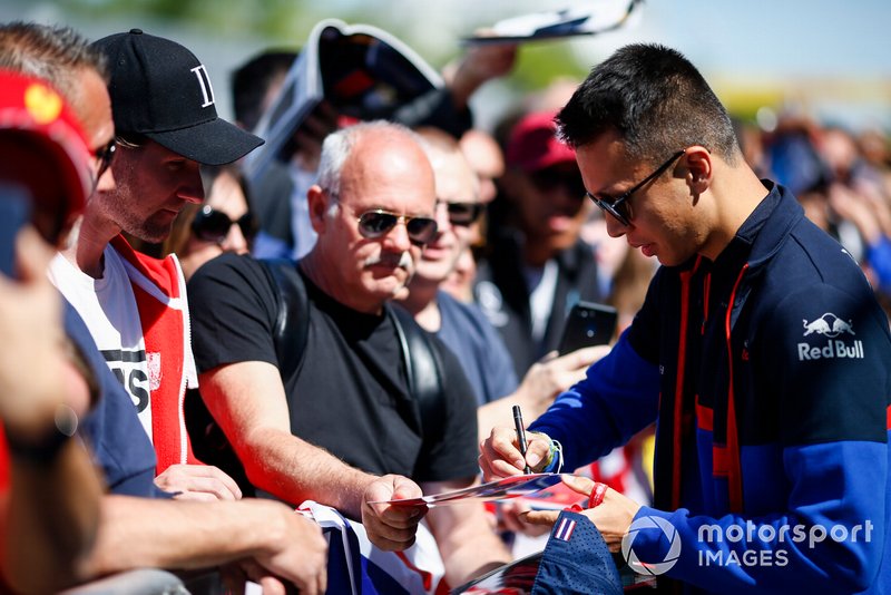 Alexander Albon, Toro Rosso signe un autographe pour un fan