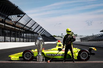 Simon Pagenaud, Team Penske Chevrolet fête sa victoire dans les deux courses d'Indianapolis