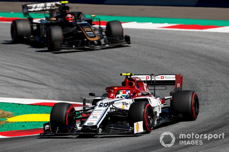 Antonio Giovinazzi, Alfa Romeo Racing C38, precede Kevin Magnussen, Haas F1 Team VF-19