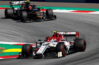 Antonio Giovinazzi, Alfa Romeo Racing C38, leads Kevin Magnussen, Haas F1 Team VF-19