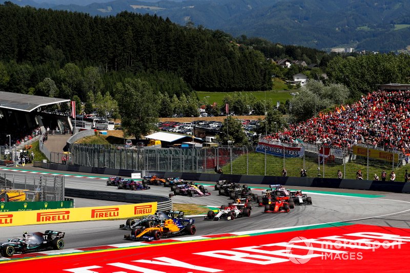 Valtteri Bottas, Mercedes AMG W10, precede Lando Norris, McLaren MCL34, Lewis Hamilton, Mercedes AMG F1 W10, Kimi Raikkonen, Alfa Romeo Racing C38, Max Verstappen, Red Bull Racing RB15, e il resto delle auto all'inizio della gara