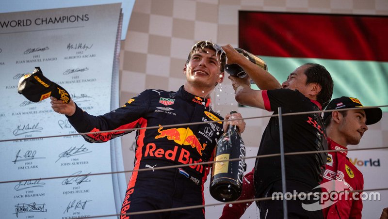 Podio: ganador de la carrera Max Verstappen, Red Bull Racing con Toyoharu Tanabe Director Honda F1