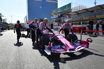 Sergio Perez, Racing Point RP19, komt aan op de grid