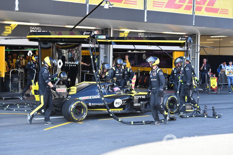 Daniel Ricciardo, Renault R.S.19, makes a pit stop