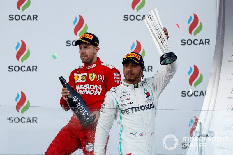 Lewis Hamilton, Mercedes AMG F1 festeggia sul podio con il trofeo e Sebastian Vettel, Ferrari