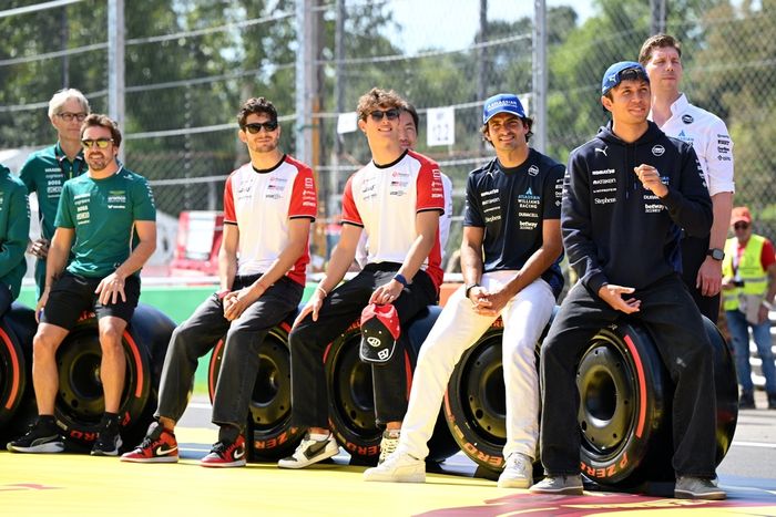 Fernando Alonso, Aston Martin Racing, Esteban Ocon, Haas F1 Team, Oliver Bearman, Haas F1 Team, Carlos Sainz, Williams, Alexander Albon, Williams