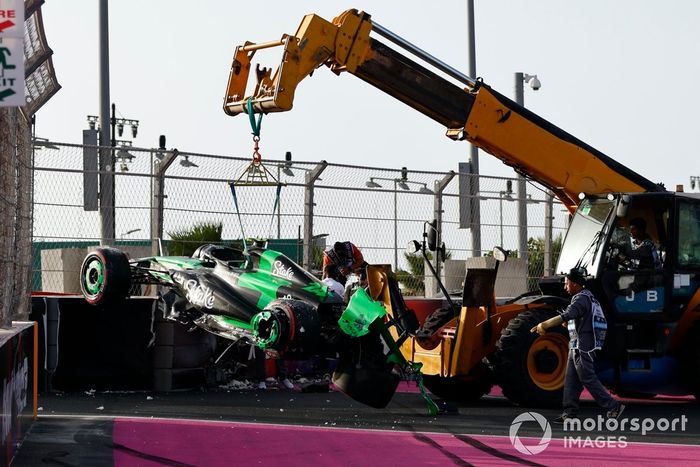Los comisarios retiran del circuito el coche dañado de Zhou Guanyu, Stake F1 Team Kick Sauber C44, tras un accidente en la FP3