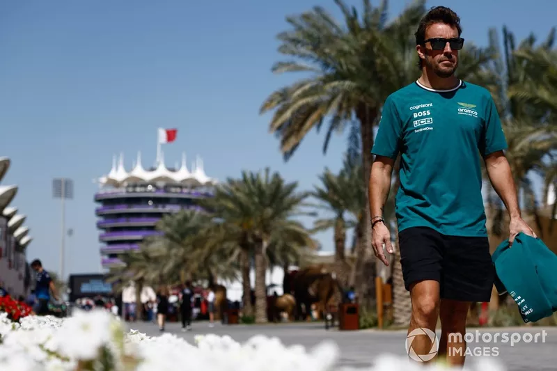 Fernando Alonso, Aston Martin F1 Team, arrive dans le paddock