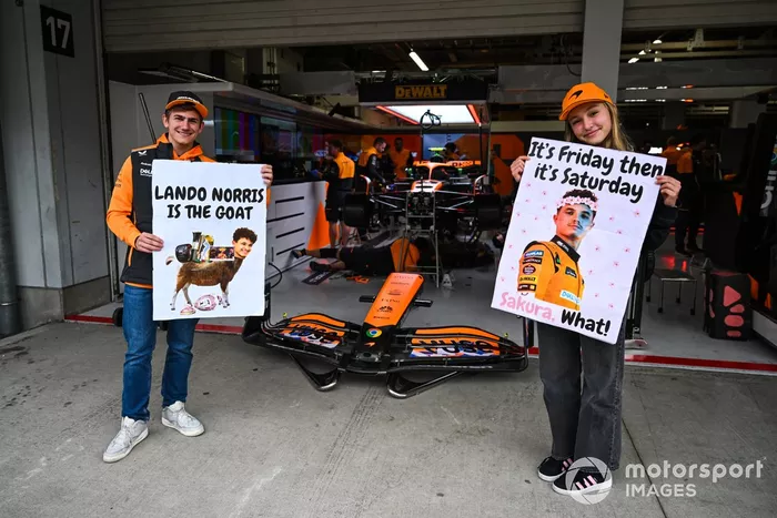 Les fans soutiennent Lando Norris dans la voie des stands