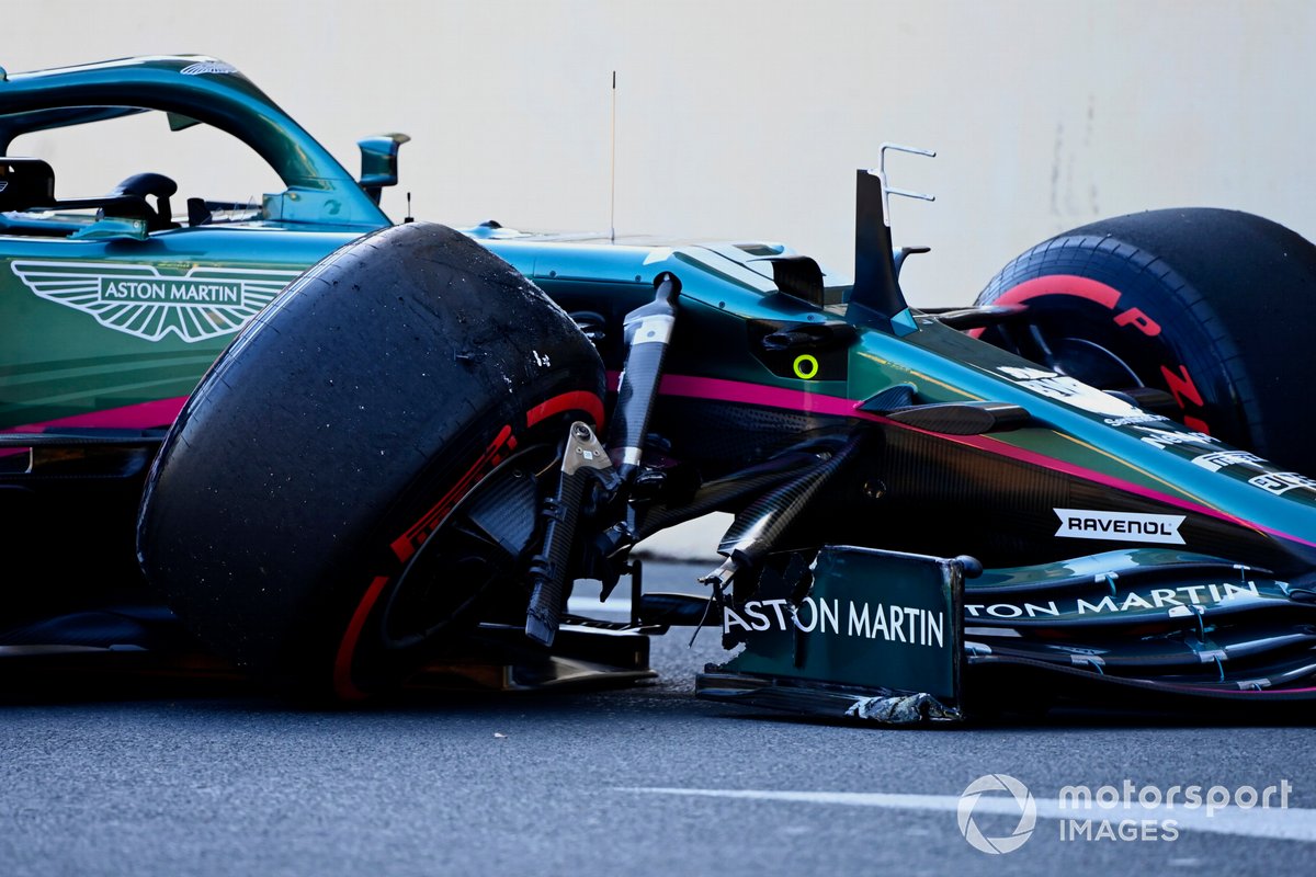 El coche dañado de Lance Stroll, Aston Martin AMR21