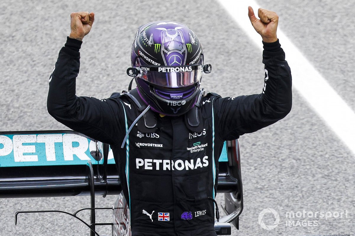 Lewis Hamilton, Mercedes, 1° posto, festeggia al suo arrivo nel parco chiuso