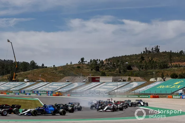 Pierre Gasly, AlphaTauri AT02, George Russell, Williams FW43B, Sebastian Vettel, Aston Martin AMR21, y el resto del pelotón en la primera vuelta
