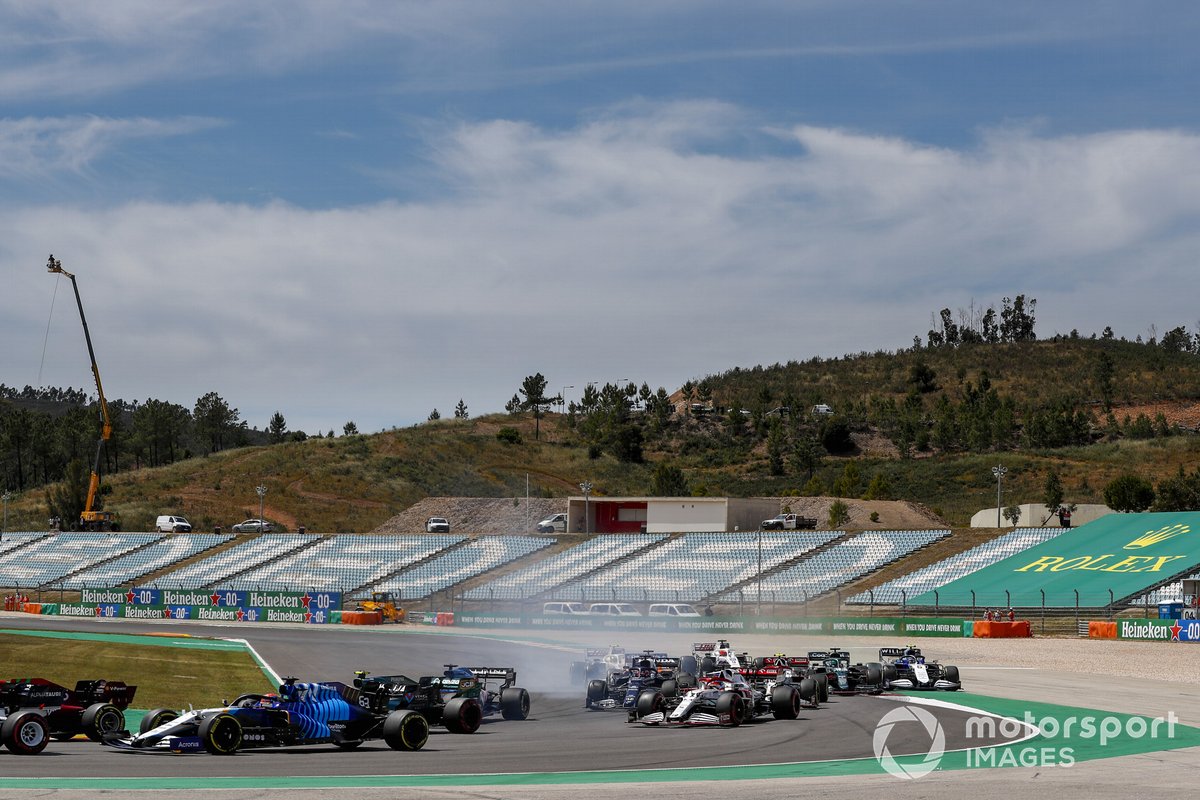 Pierre Gasly, AlphaTauri AT02, George Russell, Williams FW43B, Sebastian Vettel, Aston Martin AMR21, y el resto del pelotón en la primera vuelta