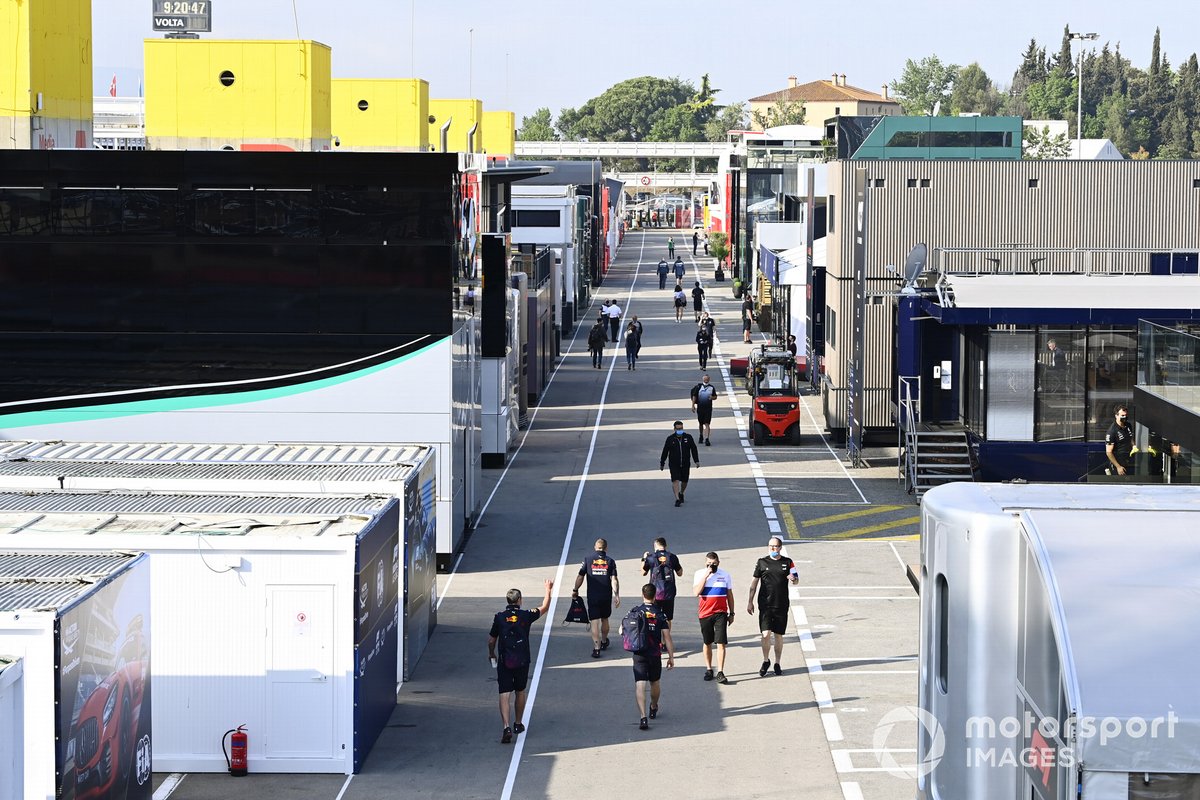 Personal de la Fórmula 1 en el paddock.