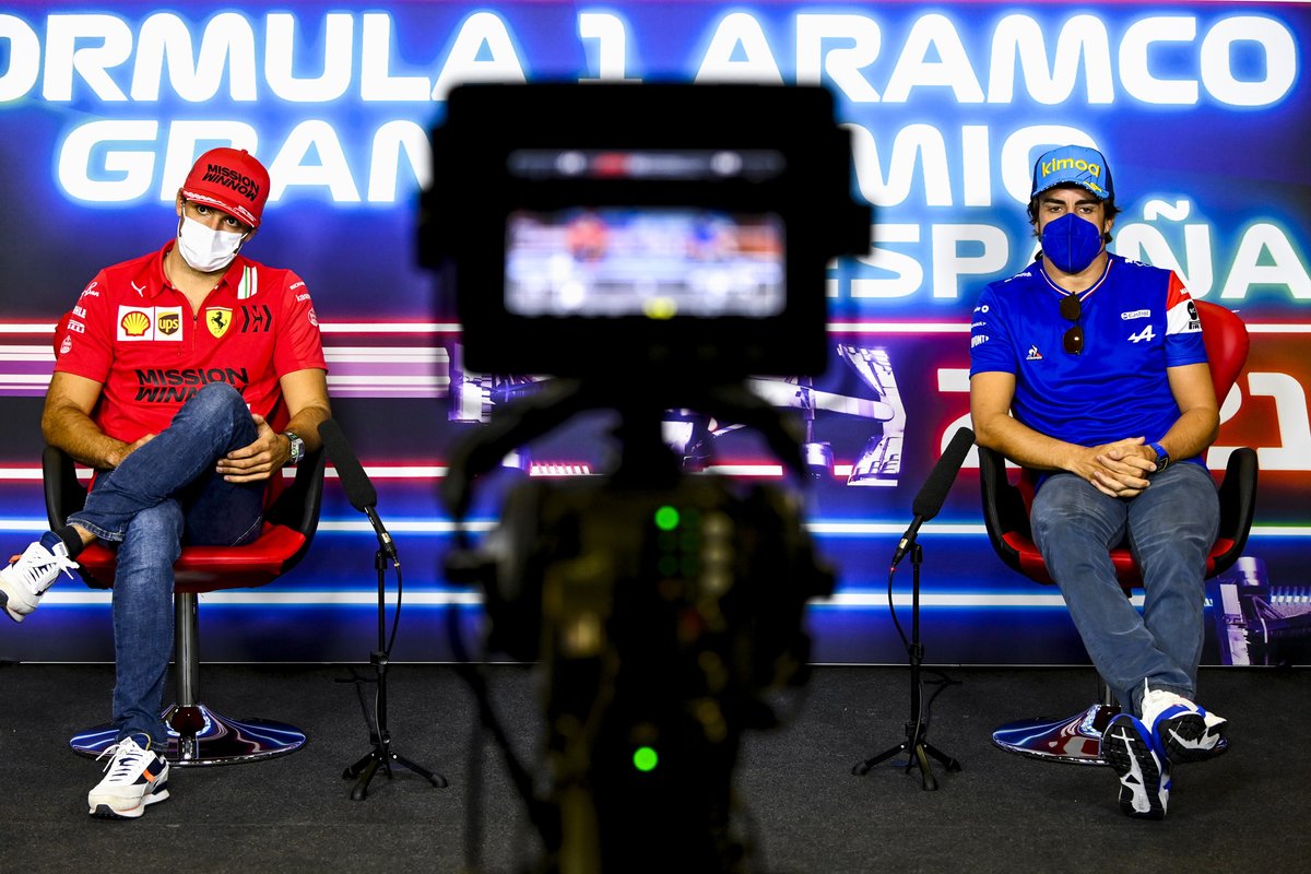 Carlos Sainz Jr., Ferrari, Fernando Alonso, Alpine F1 en la conferencia de prensa