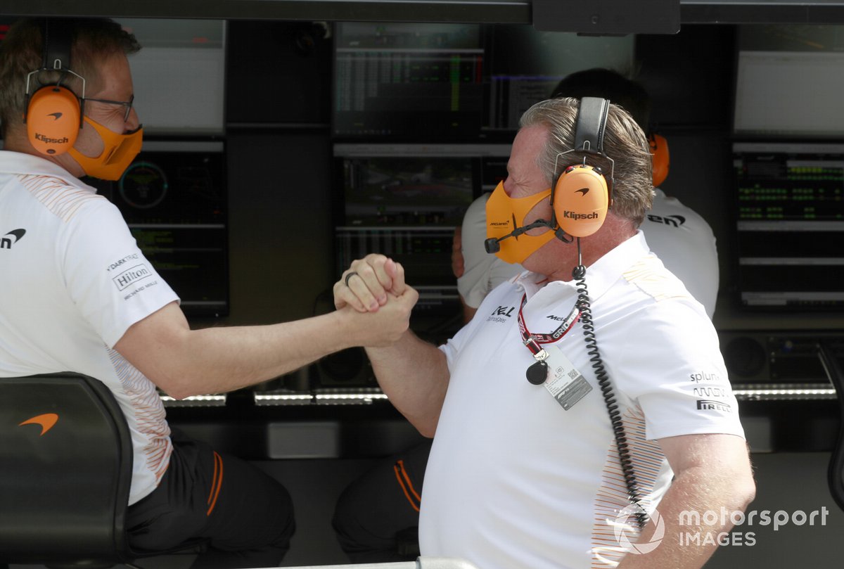 Zak Brown, director general de McLaren Racing, celebra con sus compañeros de equipo tras la clasificación