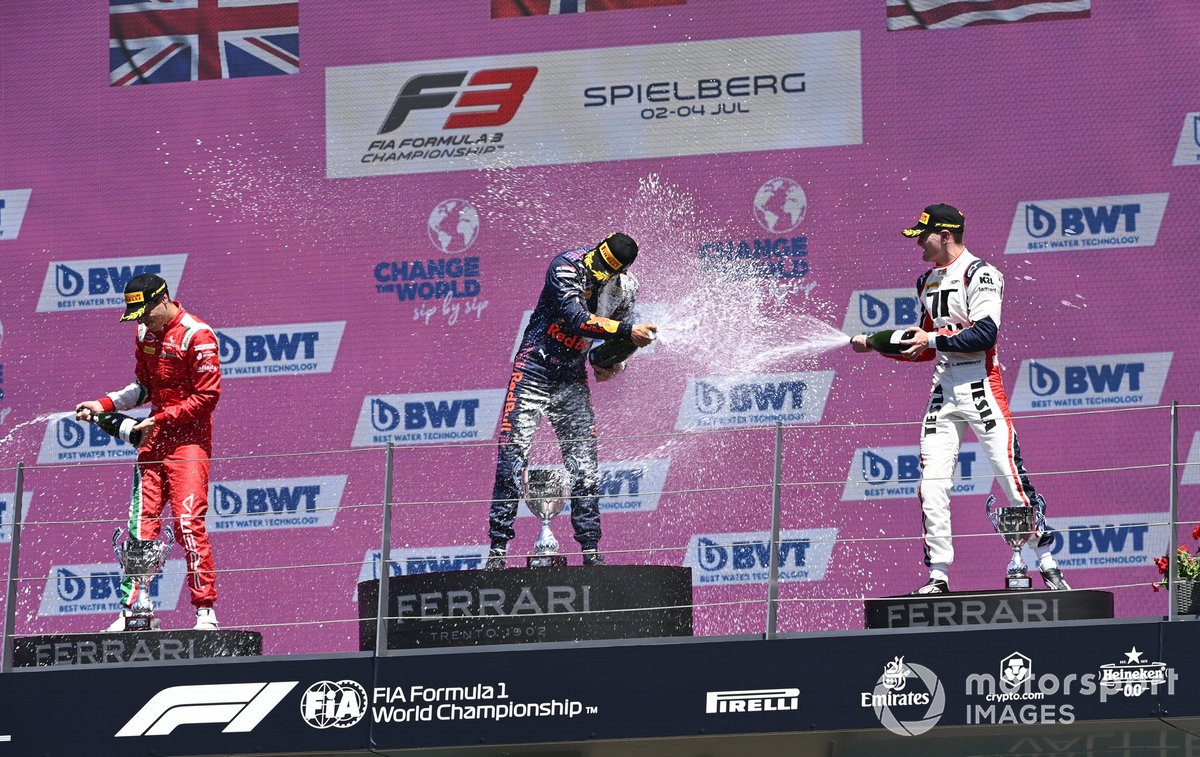 Podio: Ganador Dennis Hauger, Prema Racing, segundo lugar Olli Caldwell, Prema Racing, tercer lugar Logan Sargeant, Charouz Racing System