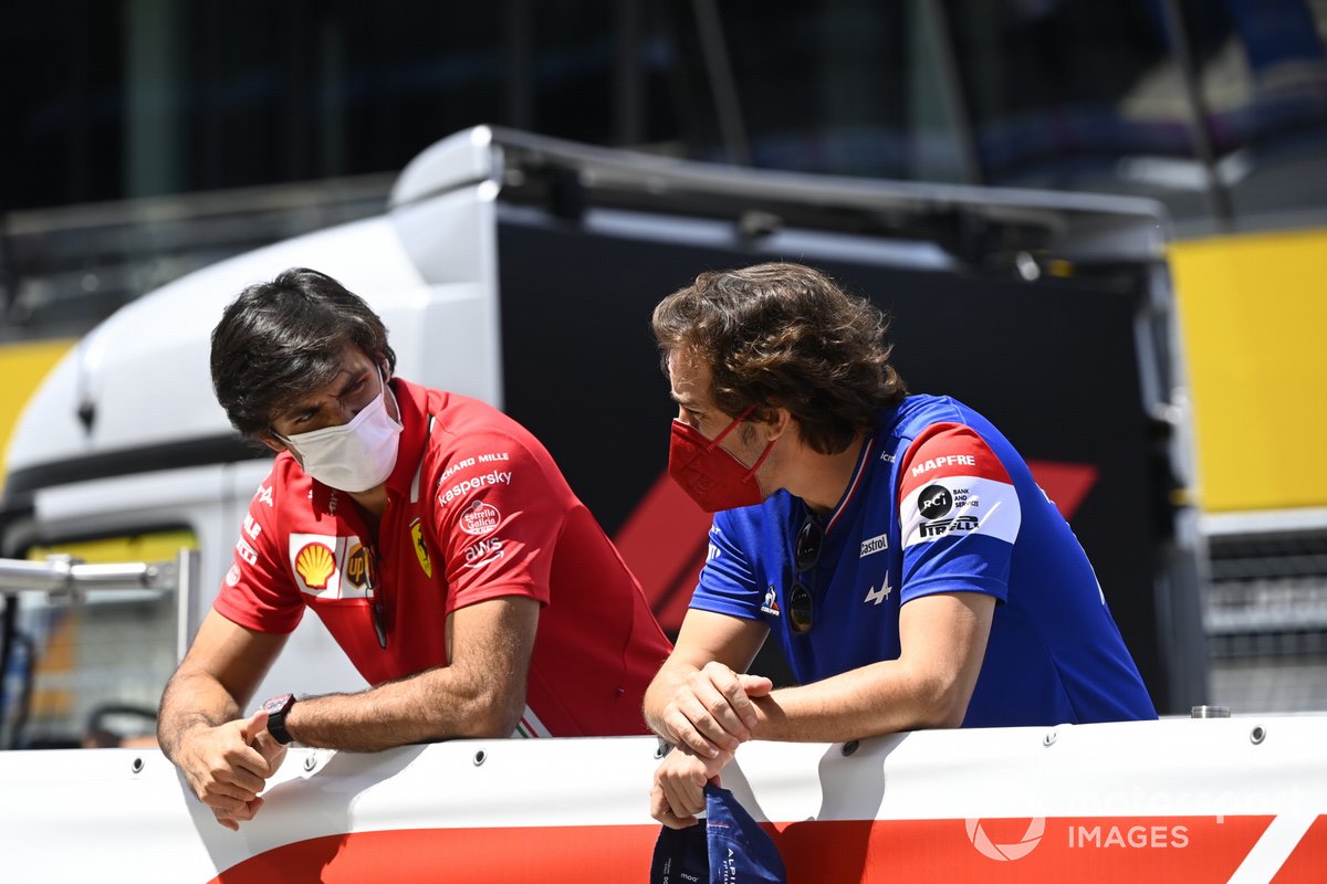 Carlos Sainz Jr., Ferrari, e Fernando Alonso, Alpine F1