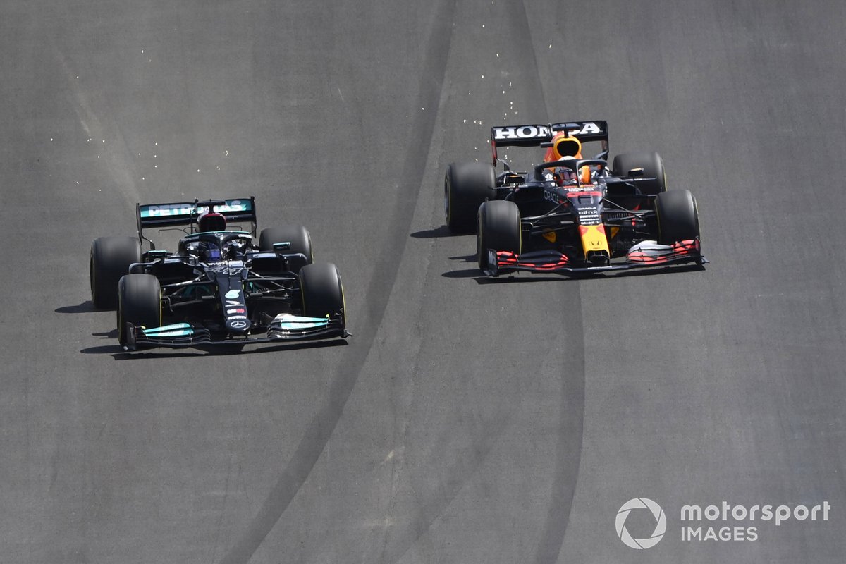 Lewis Hamilton, Mercedes W12, pasa a Max Verstappen, Red Bull Racing RB16B