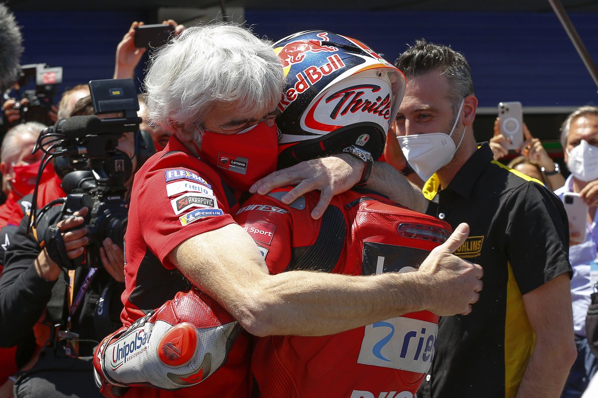 Ganador de la carrera Jack Miller, Ducati Team celebra con Gigi Dall'Igna, director de Ducati Team